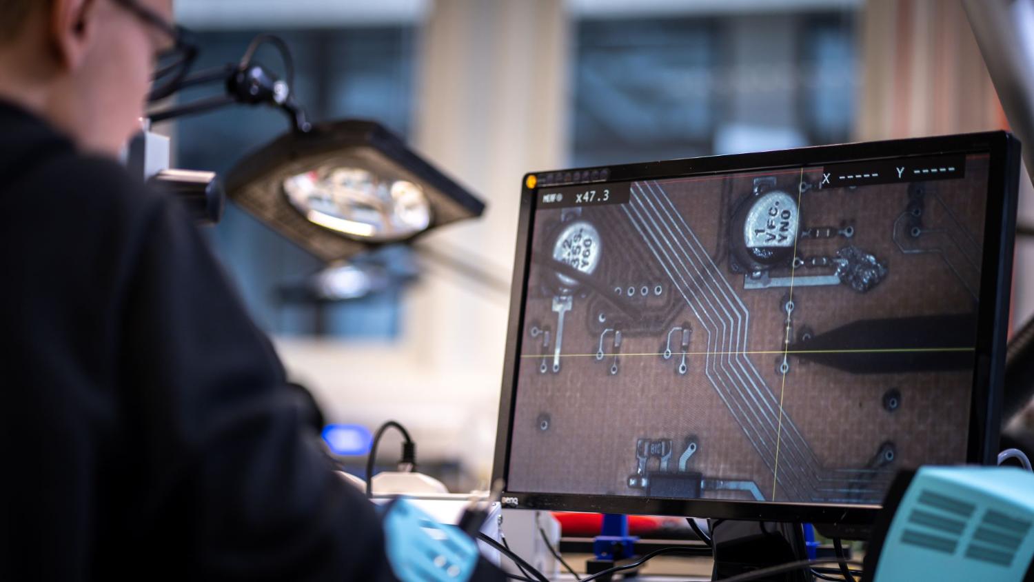 Student som ser p&aring; skjerm med bilde av kretskort