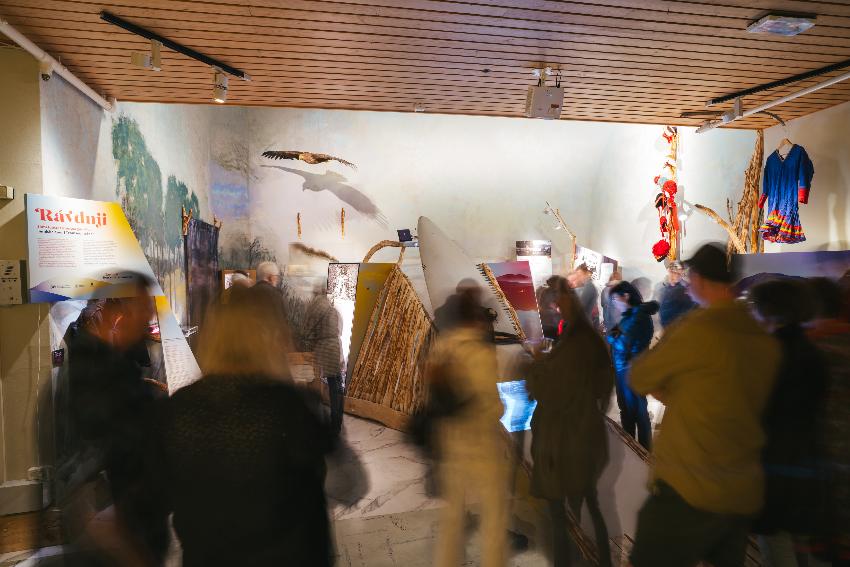 Unger som leker i snøen utenfor museet