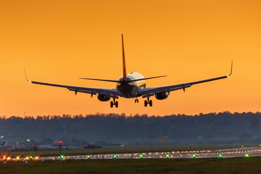 Passasjerfly i solnedgang