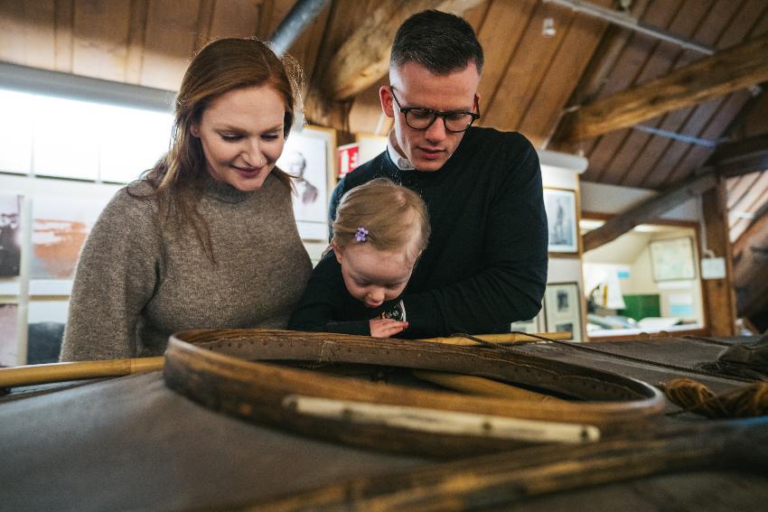 Dronebilde av rødt bygg, polarmuseet