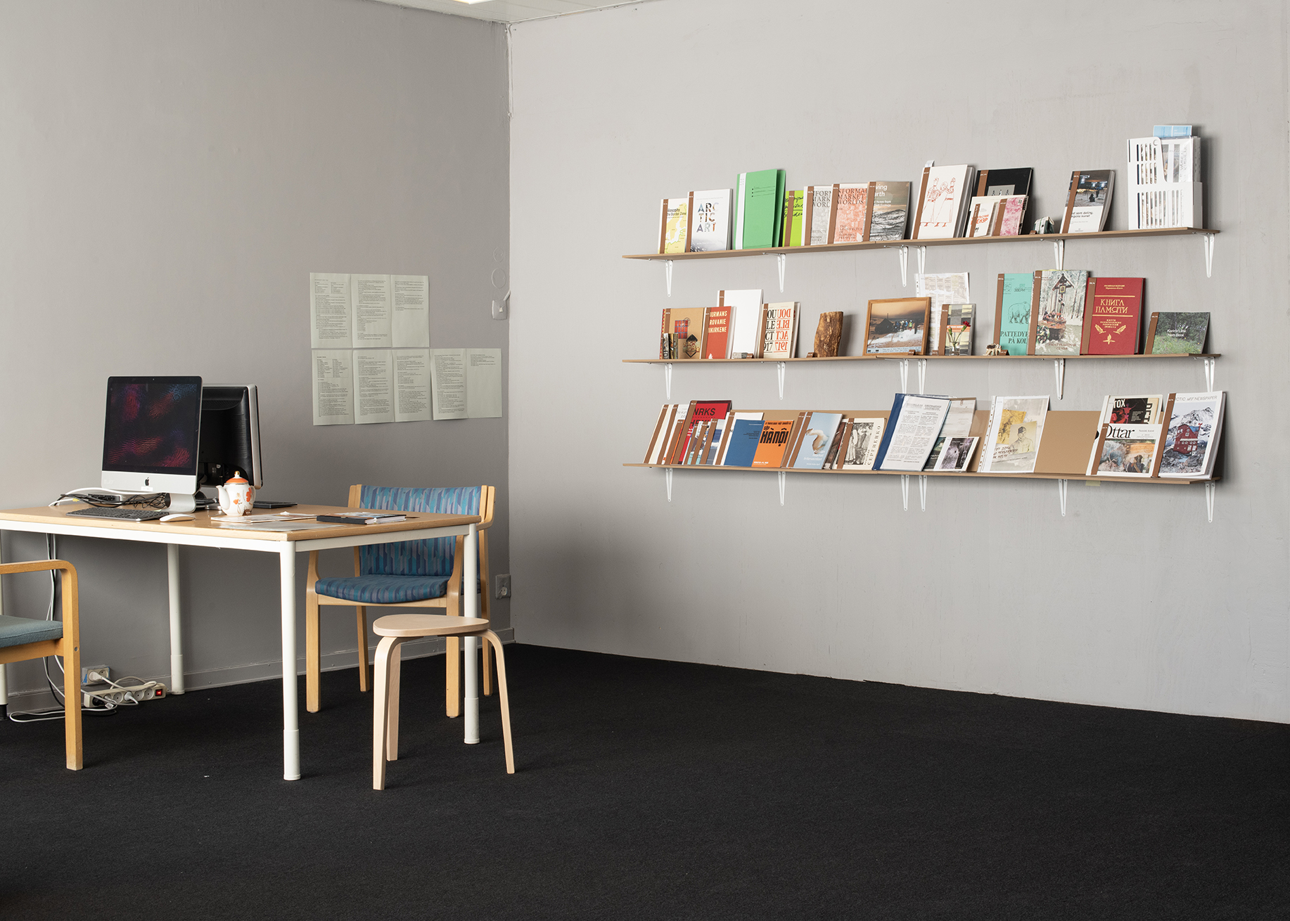 Grensekunstarkiv og Bibliotek.jpg books and shelf and desk