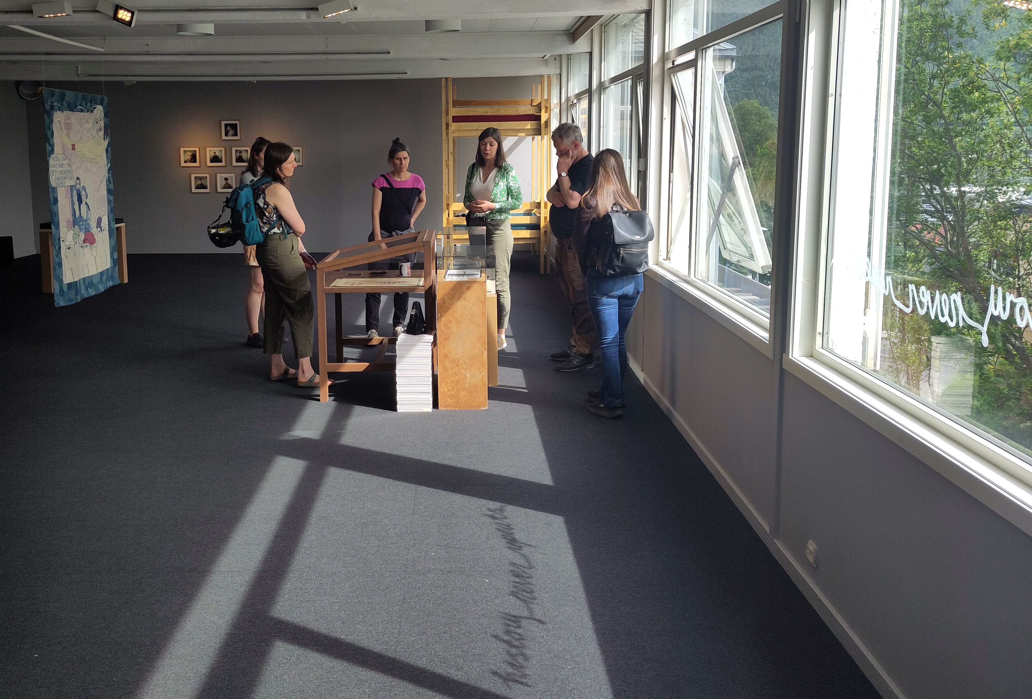 Guided tour photo by James Lee.jpg mennesker som står sammen og ser på kunst