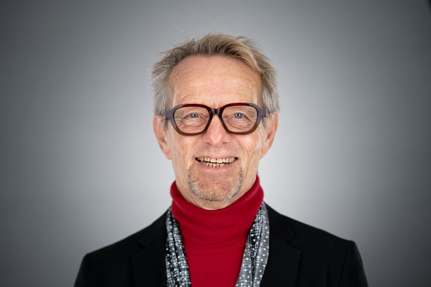 Mann smiler til fotografen